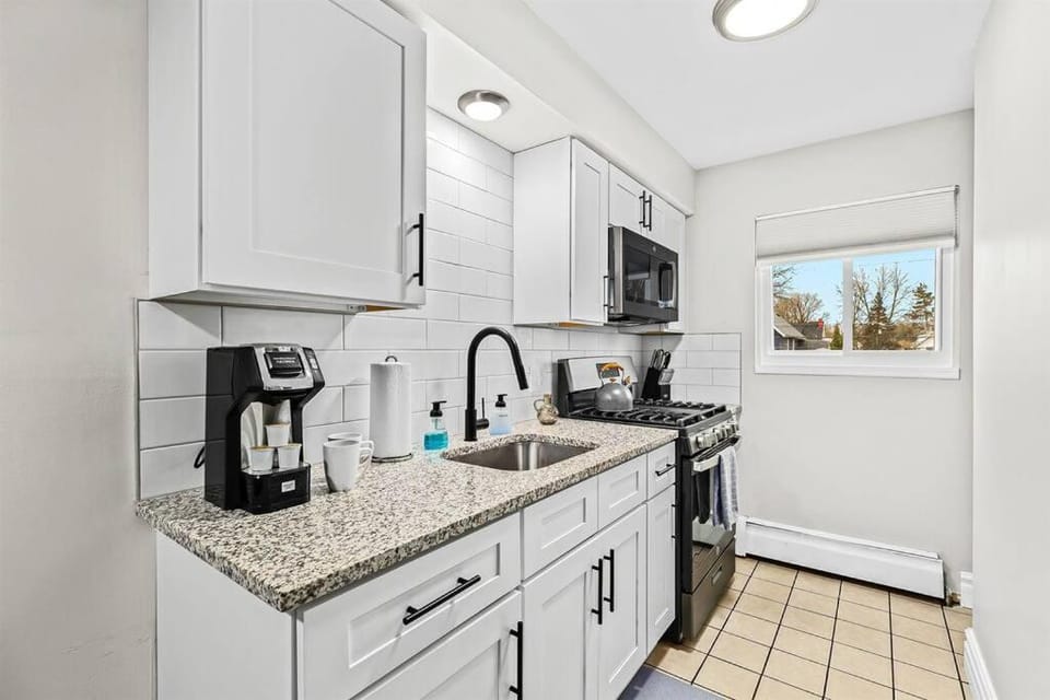 Prime Location King! Bed near Mt Clemens Downtown Apartment in Mount Clemens