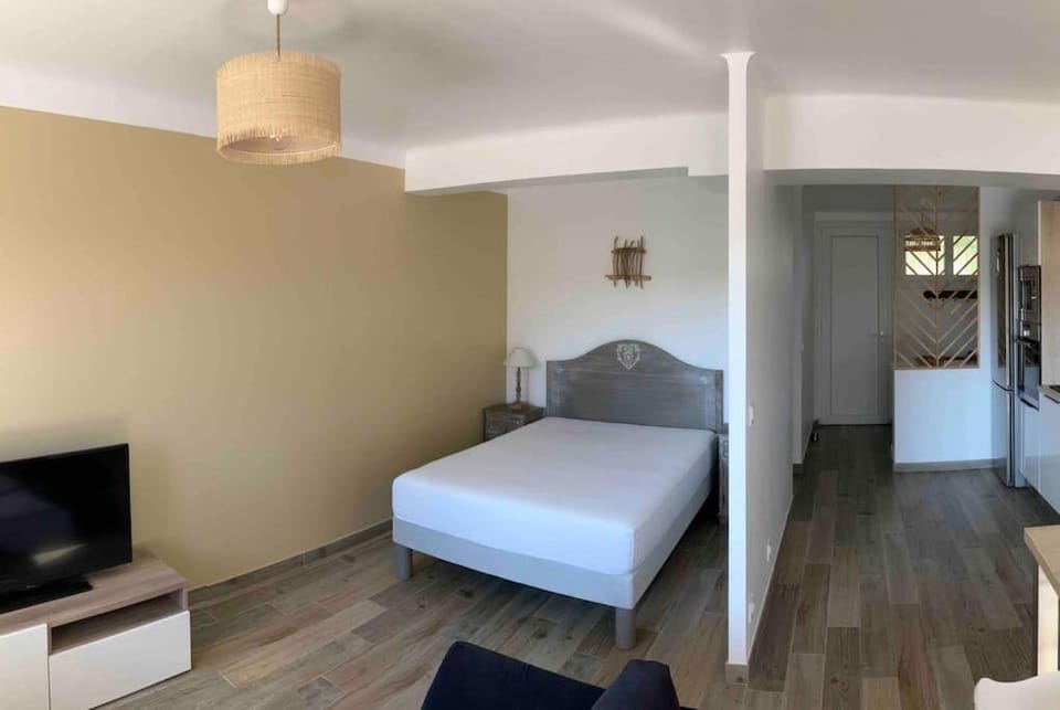 Bed, TV and multimedia, Photo of the whole room, Bedroom