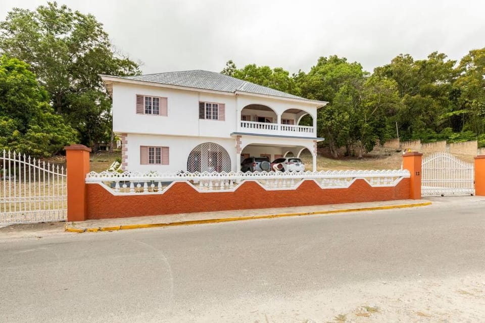 Shaw Park Gem Apartment in Ocho Rios