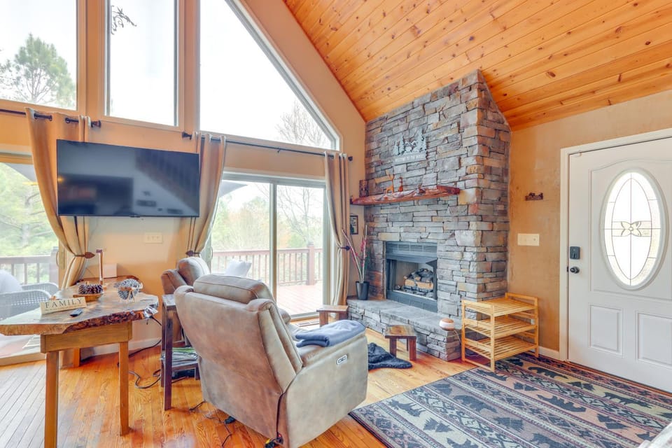 Peaceful Cabin Retreat - 9 Mi to Murphy! Cabin in Tennessee