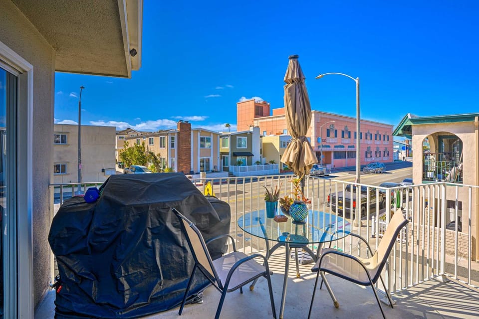 Newport Beach Vacation Rental - Short Walk to Pier Apartment in Balboa Peninsula