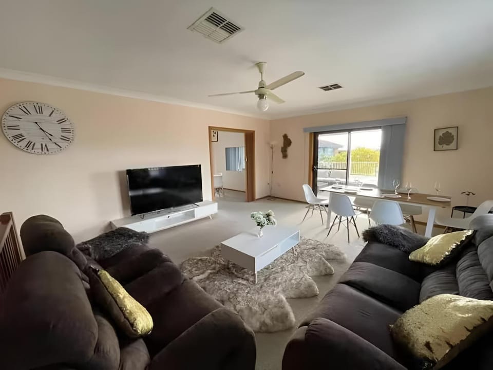 Communal lounge/ TV room, Living room, Entertainment