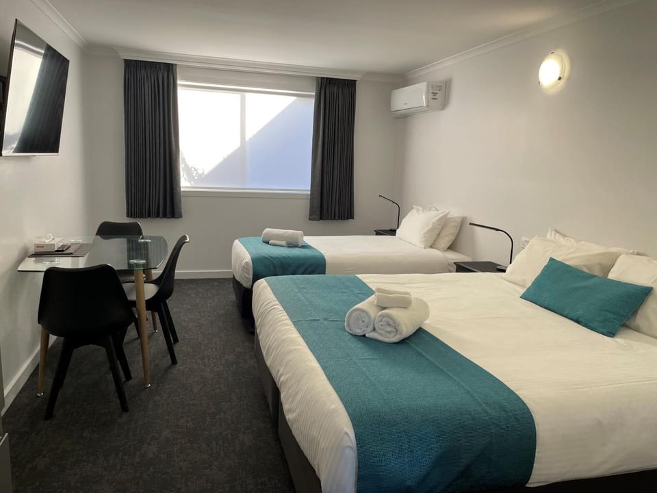 Bed, TV and multimedia, Dining area, Bedroom, towels, air conditioner