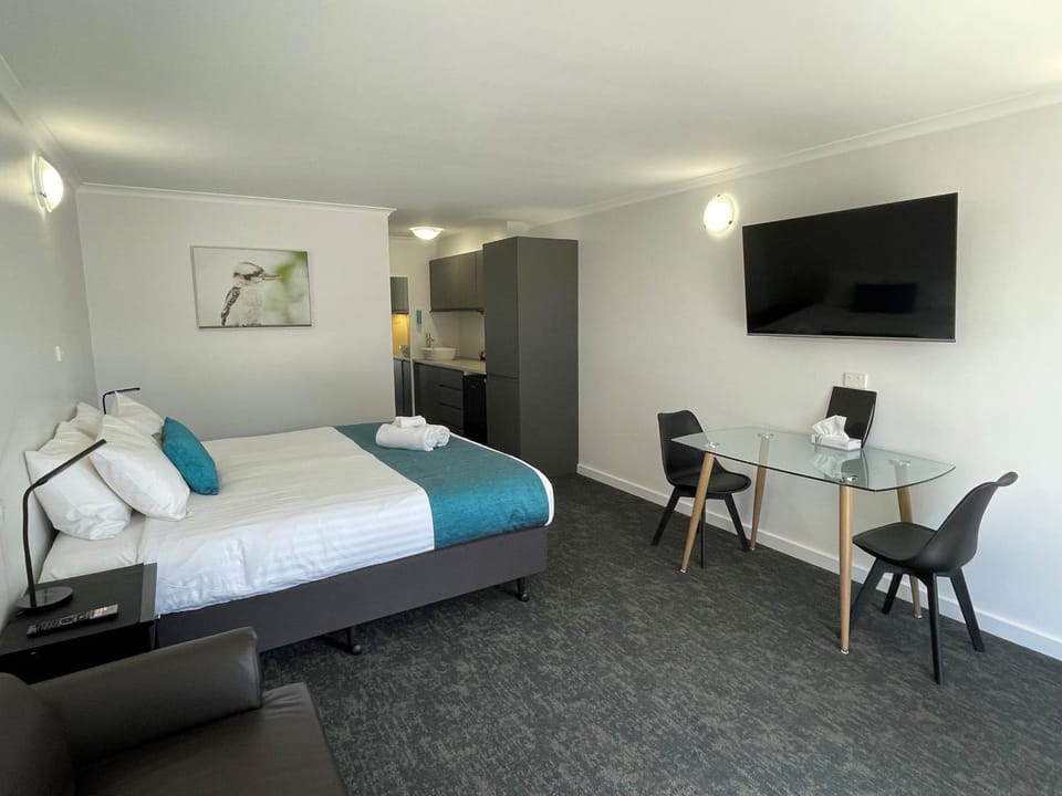 Bed, TV and multimedia, Photo of the whole room, Seating area, Dining area