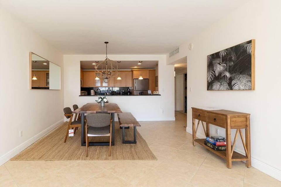Modern Oceanview Condo - Steps to the Beach! Apartment in Sunny Isles Beach