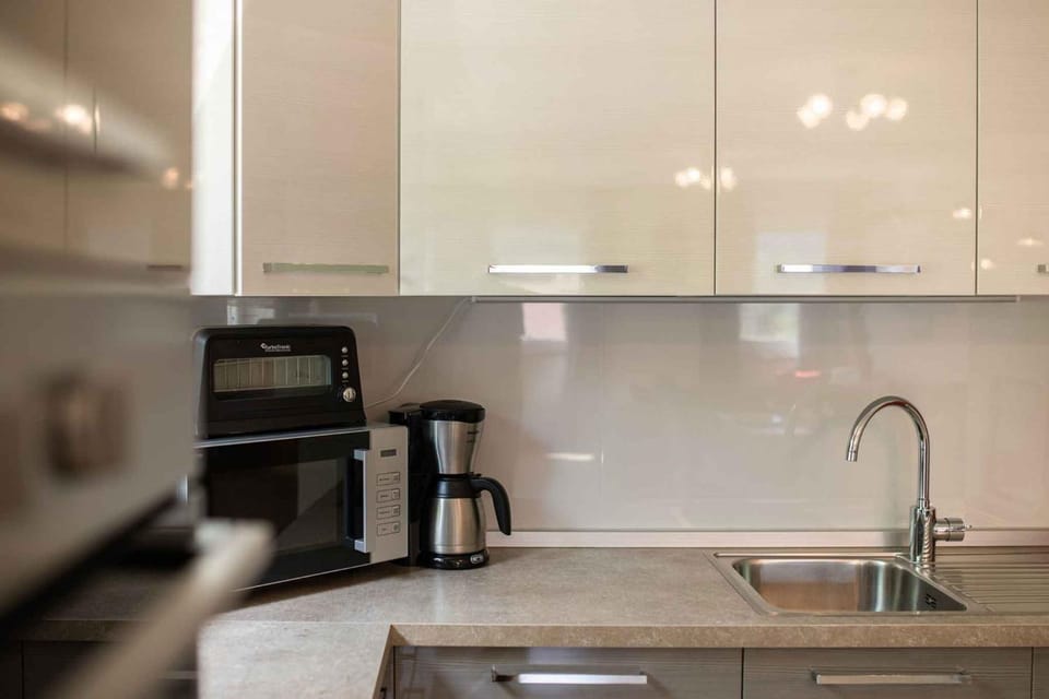 Coffee/tea facilities, microwave
