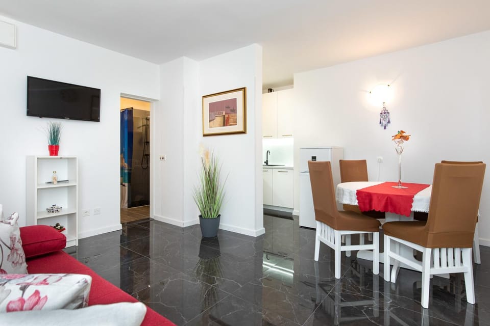 TV and multimedia, Living room, Seating area, Dining area