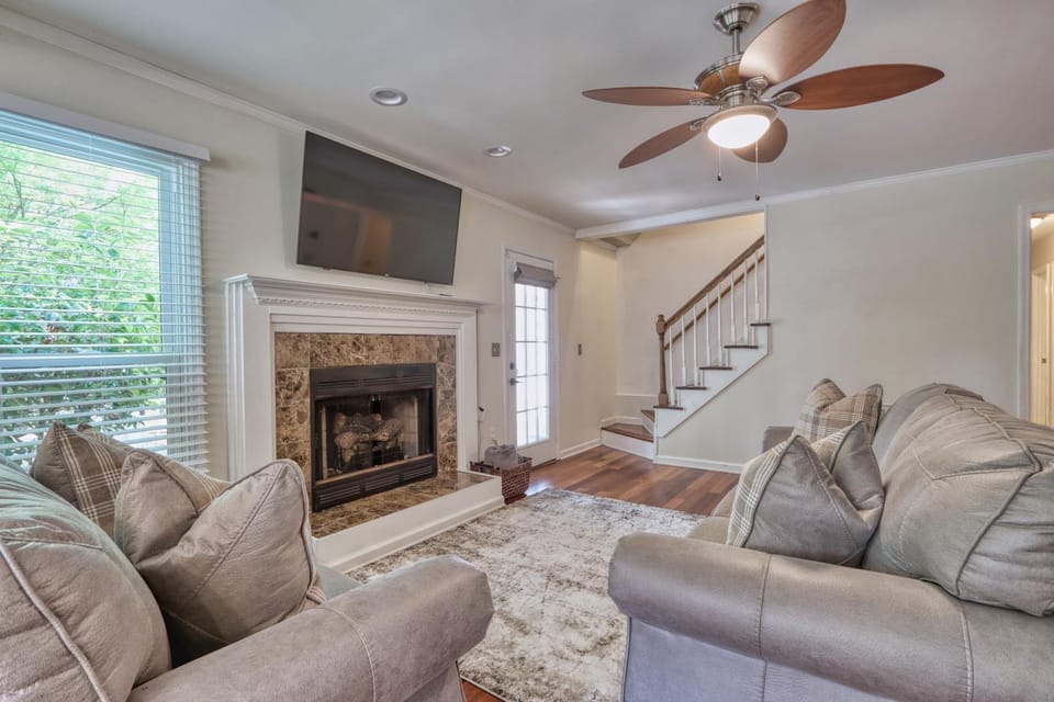 TV and multimedia, Living room, Seating area, fireplace, flat iron