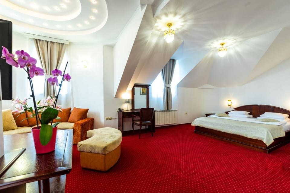Bed, Living room, Photo of the whole room, Seating area, Bedroom