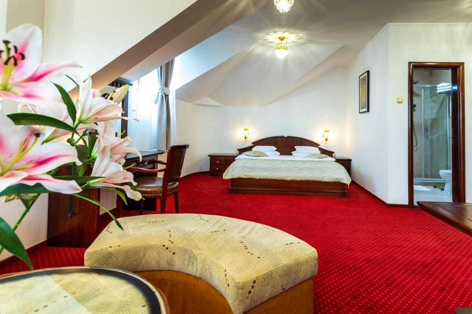 Bed, Living room, Photo of the whole room, Seating area, Bedroom
