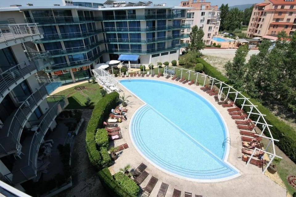 Pool view, Swimming pool, sunbed