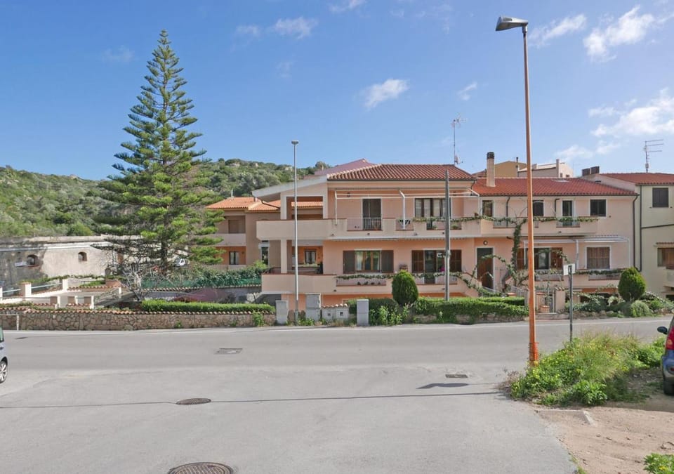Day, Neighbourhood, Natural landscape, Street view, Parking