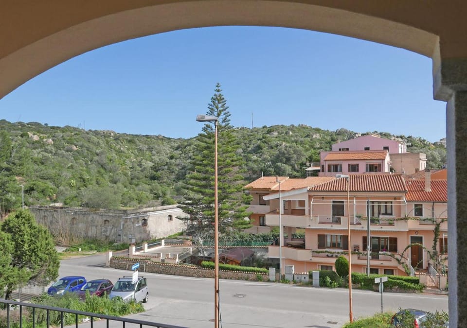 Day, Neighbourhood, Natural landscape, Street view, Location, Parking