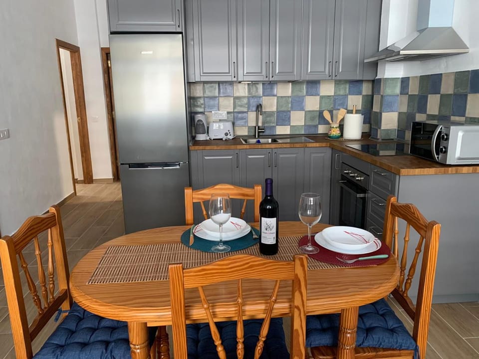 Kitchen or kitchenette, Dining area, minibar, pet friendly, stove, toaster