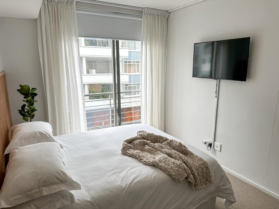 Bed, TV and multimedia, Photo of the whole room, Bedroom