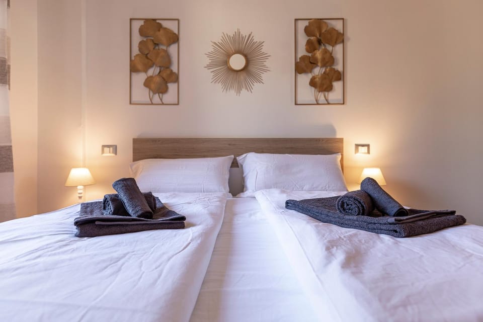 Bed, Photo of the whole room, Bedroom, towels