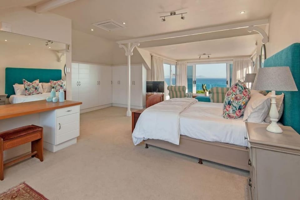 Wild Waters at Kraal Rock on the cliffs in Hermanus Villa in Hermanus
