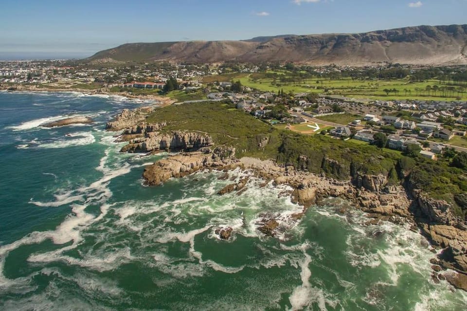 Wild Waters at Kraal Rock on the cliffs in Hermanus Villa in Hermanus