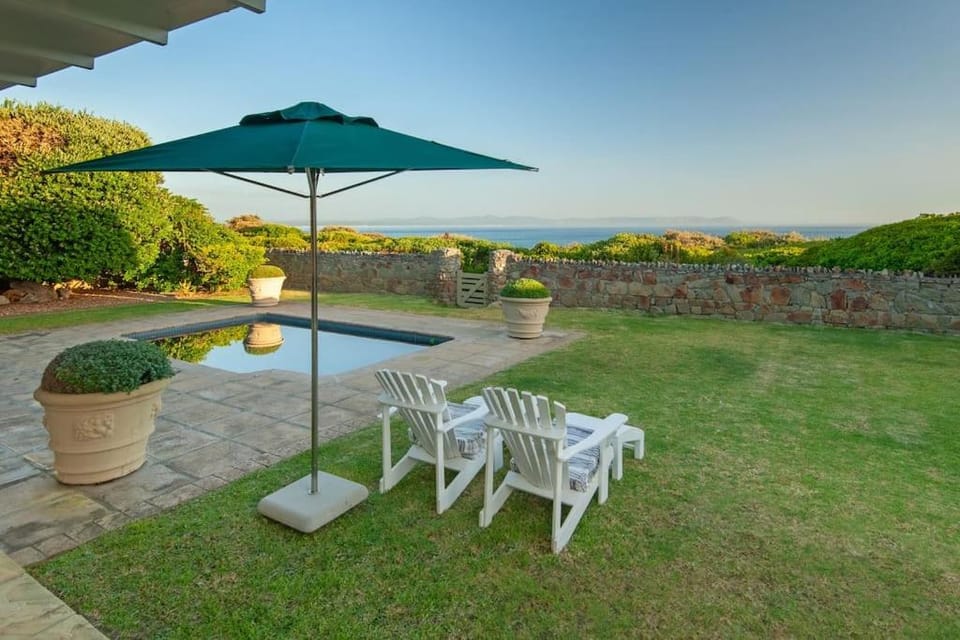 Wild Waters at Kraal Rock on the cliffs in Hermanus Villa in Hermanus
