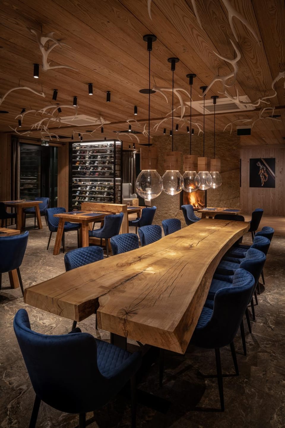 Restaurant/places to eat, Night, Lounge or bar, flat iron