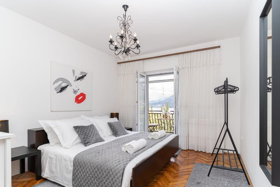 Bed, View (from property/room), Bedroom, Garden view, Sea view