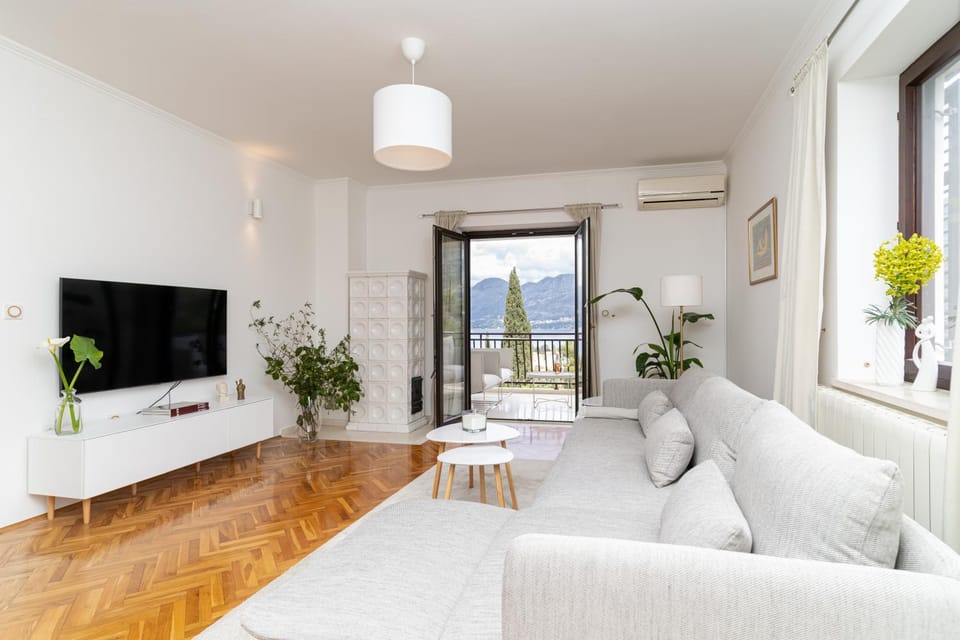 Communal lounge/ TV room, TV and multimedia, Living room, Seating area