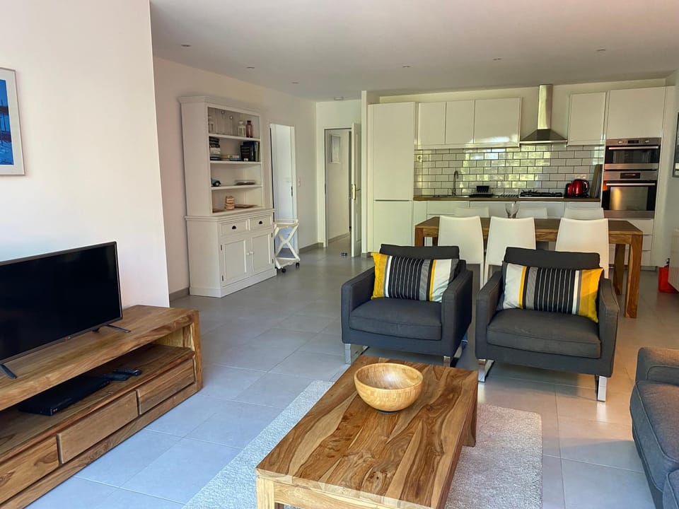 Kitchen or kitchenette, Living room