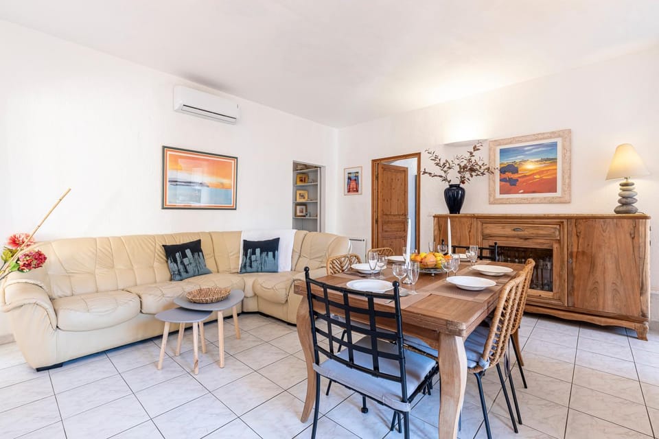 Living room, Dining area