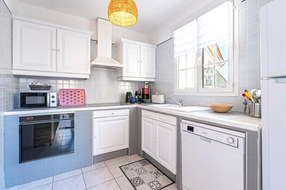 Kitchen or kitchenette, stove