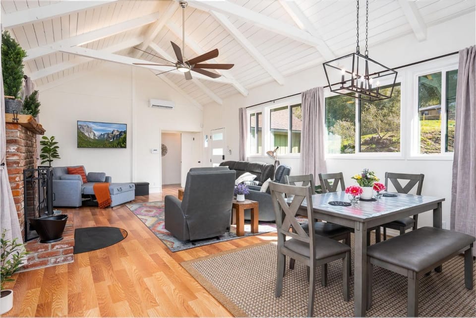 Buckeye Bungalow w hot tub/firepit/views Pet Friendly House in Yosemite Forks