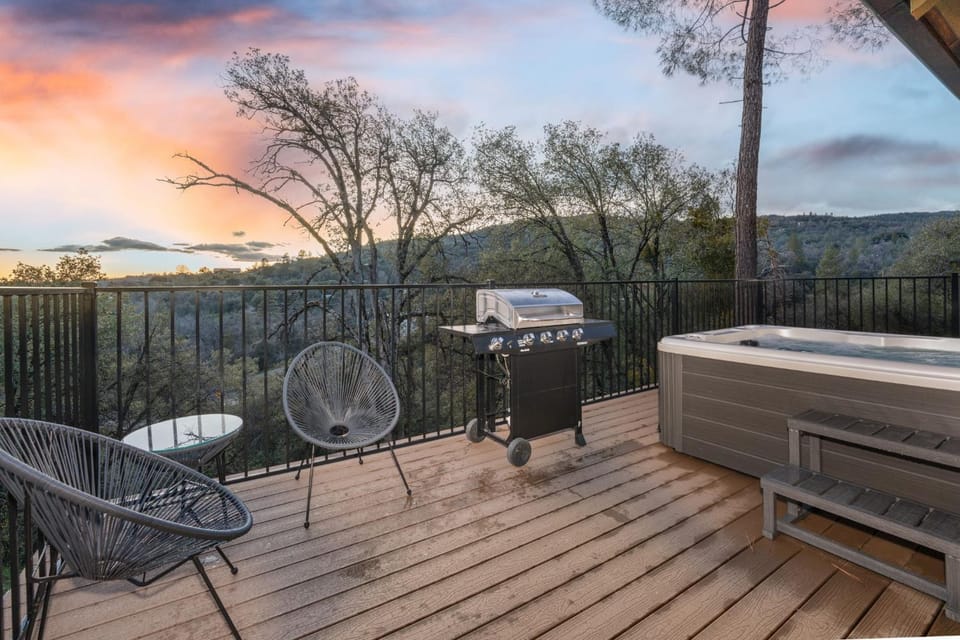 Buckeye Bungalow w hot tub/firepit/views Pet Friendly House in Yosemite Forks