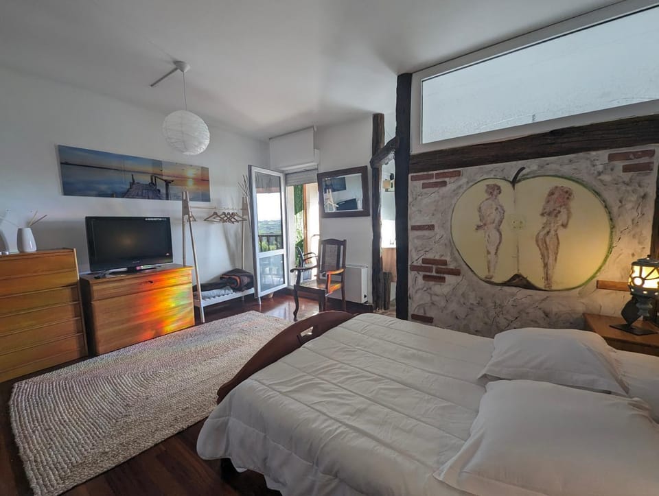Bed, Photo of the whole room