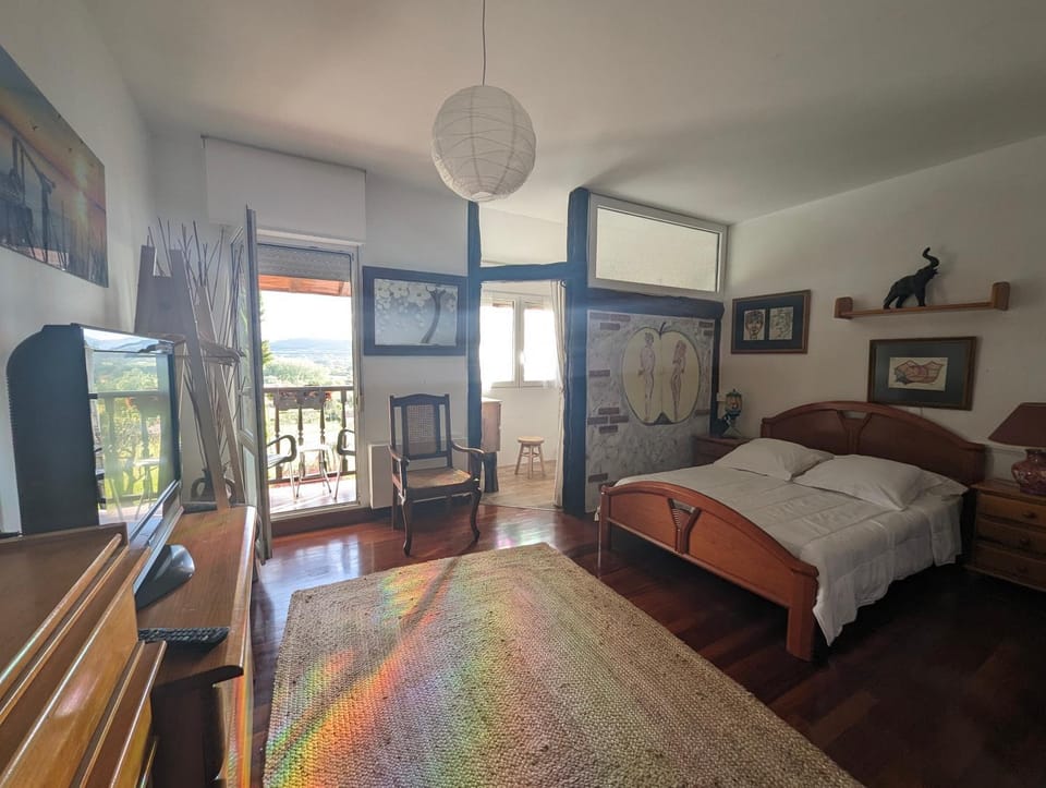 Photo of the whole room, Bedroom