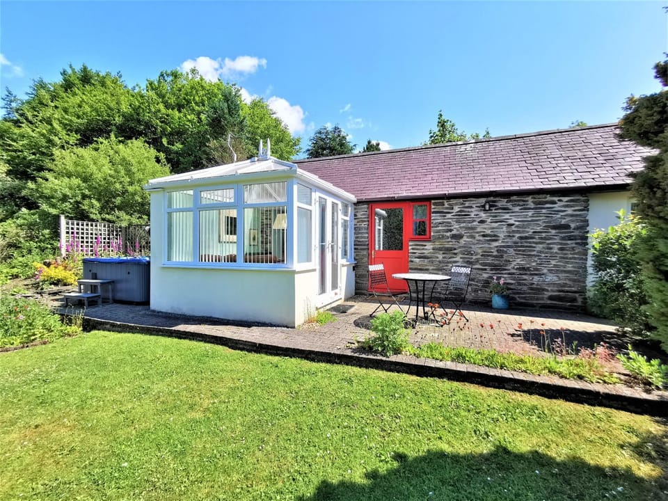 Romantic Cottage with Private Hot Tub Country House in Clydau
