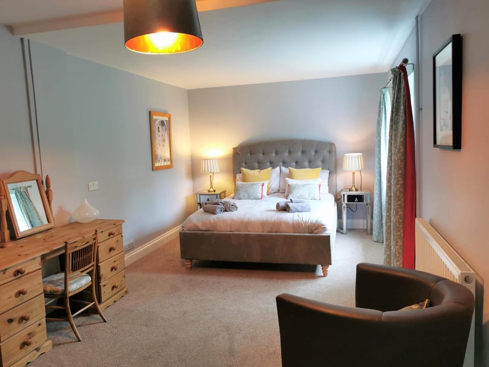 Romantic Cottage with Private Hot Tub Country House in Clydau