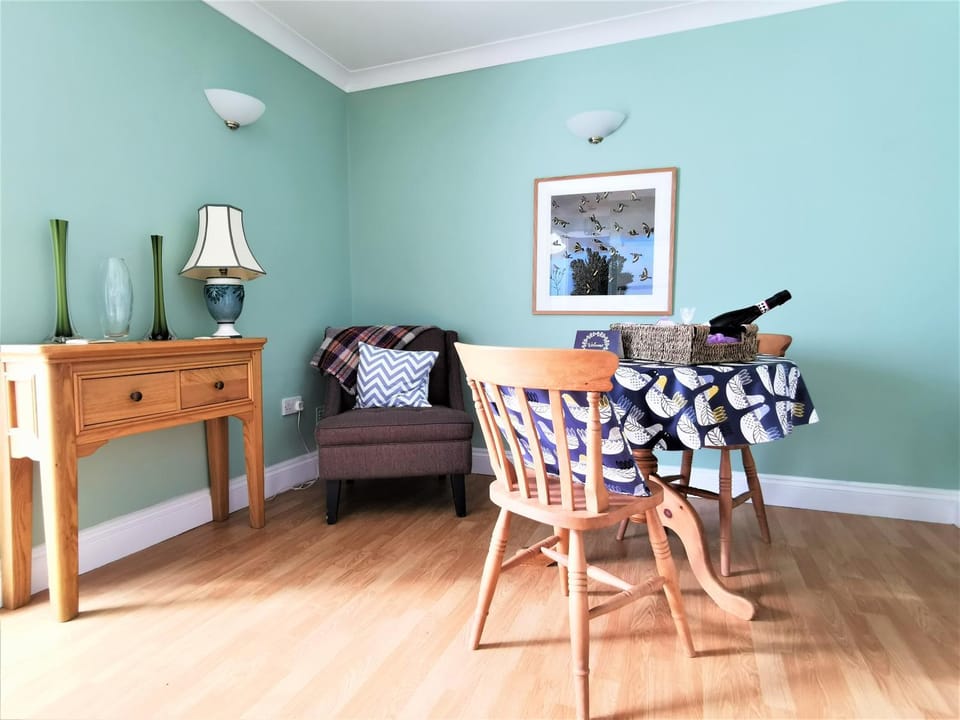 Romantic Cottage with Private Hot Tub Country House in Clydau