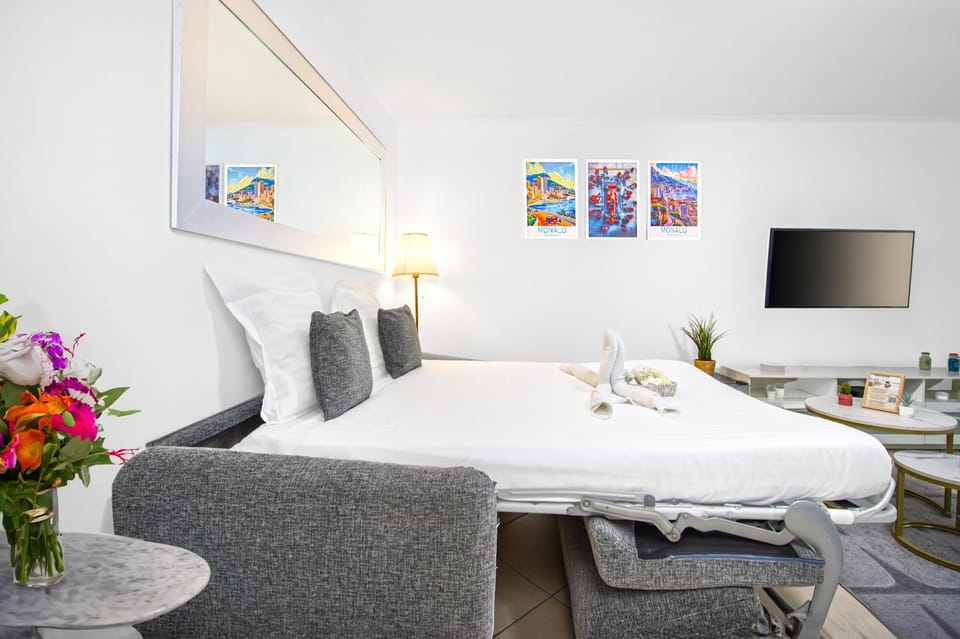 Communal lounge/ TV room, Bed, TV and multimedia, Living room, Photo of the whole room, Seating area, Dining area, Bedroom