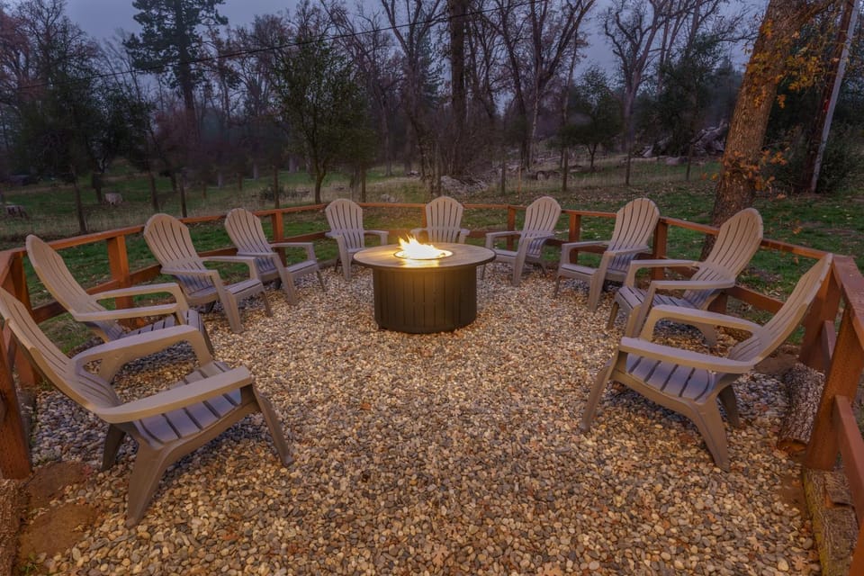 Log Cabin sleeps 20 with hot tub, EV Charger, firepit Cabin in Ahwahnee