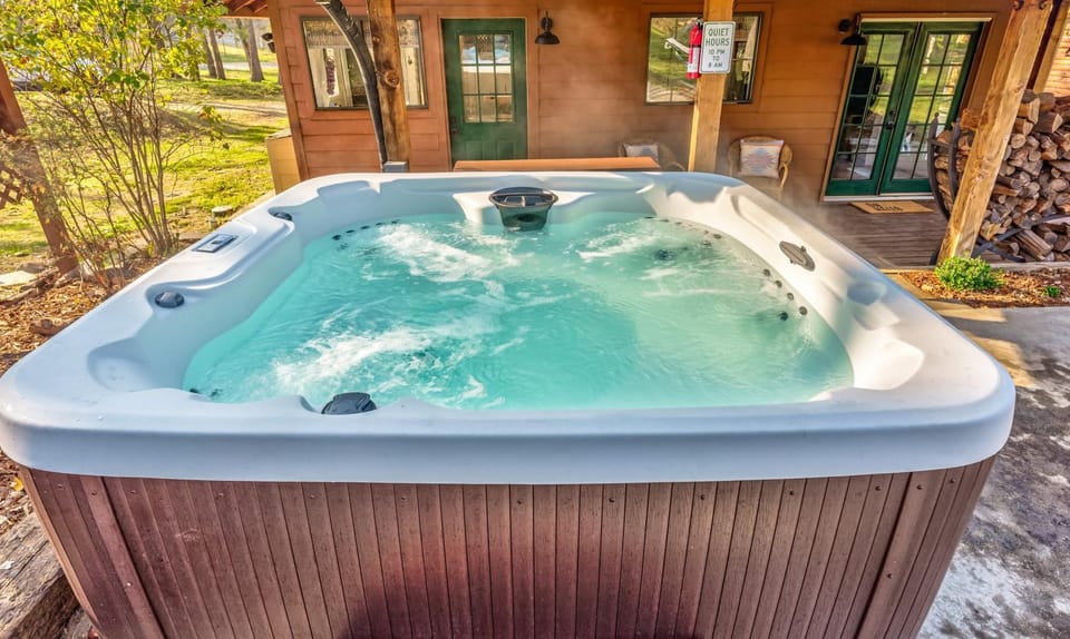 Log Cabin sleeps 20 with hot tub, EV Charger, firepit Cabin in Ahwahnee