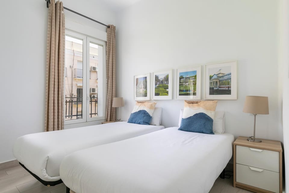 Bed, Photo of the whole room, Bedroom