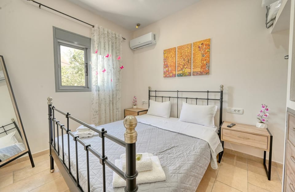 Bed, Bedroom, towels, air conditioner