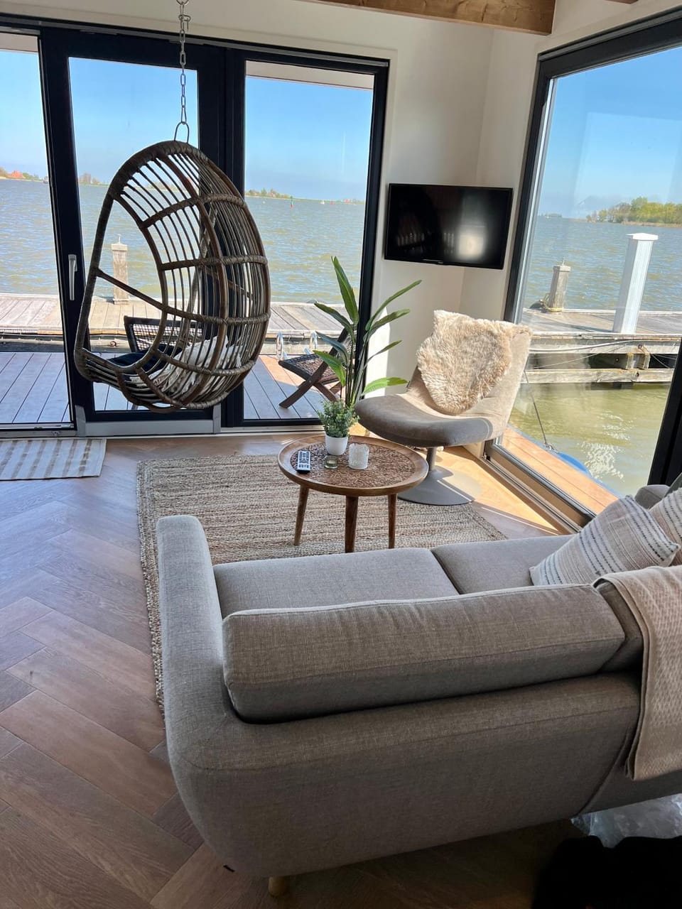 Natural landscape, TV and multimedia, Living room, Seating area