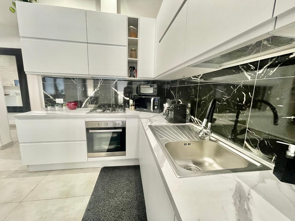 Kitchen or kitchenette, dishwasher, minibar, stove