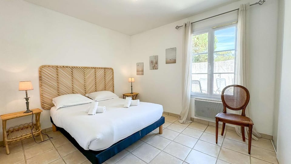Bed, Photo of the whole room, Bedroom, internet
