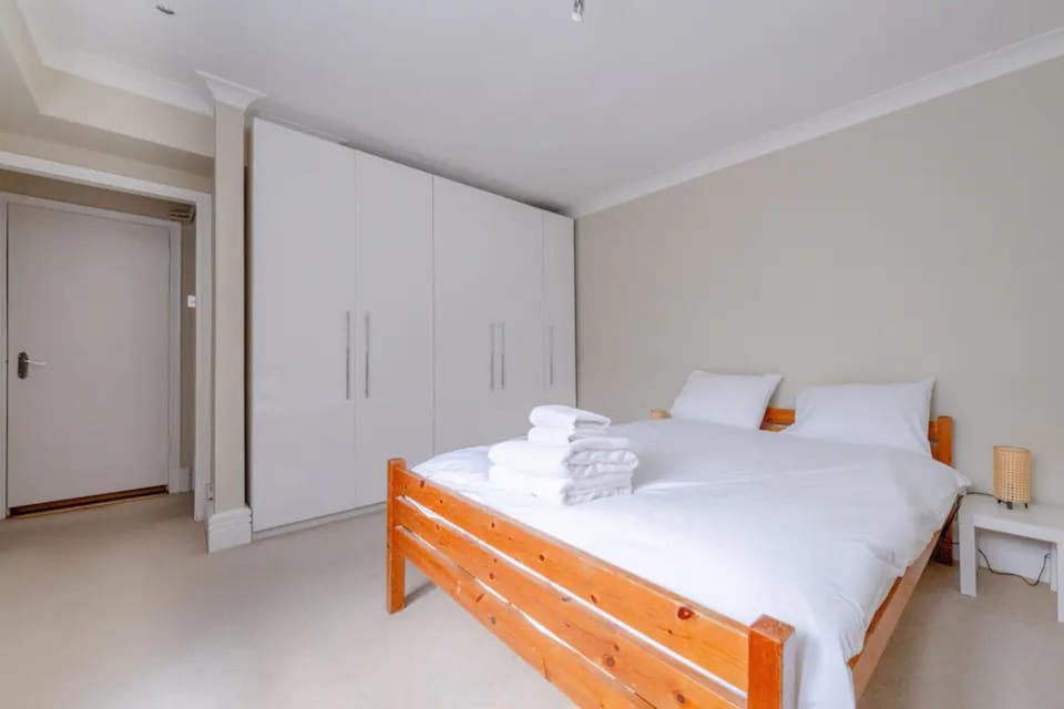 Lovely 1 Bedroom with Patio - 10 mins from Hyde Park Apartment in City of Westminster
