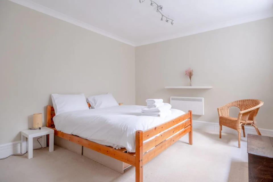 Lovely 1 Bedroom with Patio - 10 mins from Hyde Park Apartment in City of Westminster