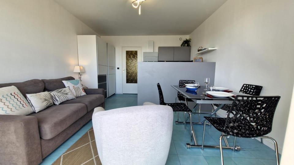 TV and multimedia, Kitchen or kitchenette, Living room, Seating area, Dining area