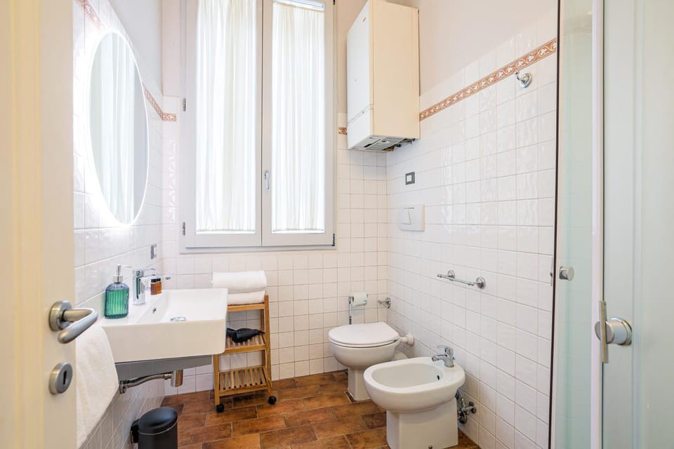 Shower, Toilet, Bathroom, bidet, towels