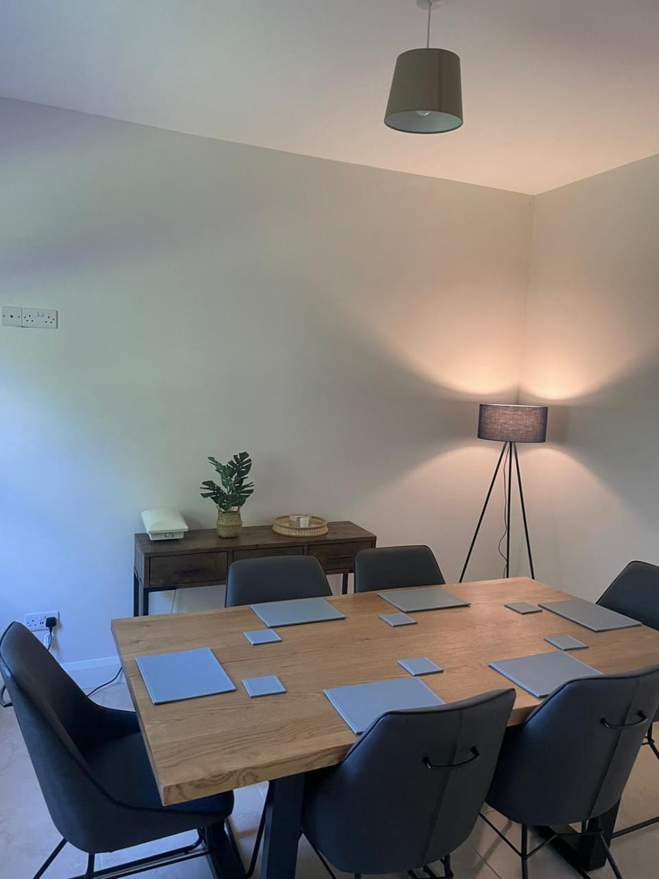 Seating area, Dining area