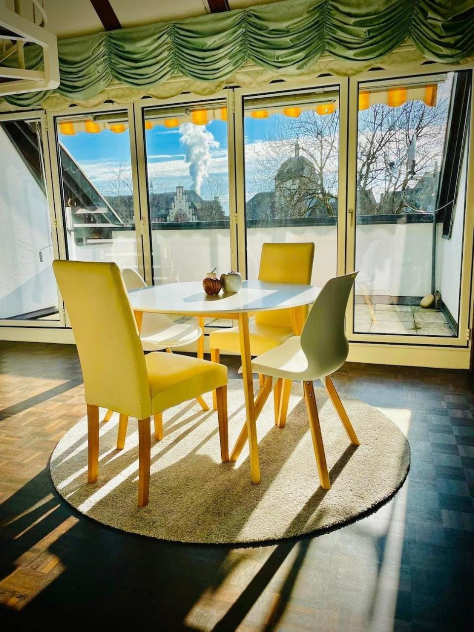 View (from property/room), Balcony/Terrace, Dining area